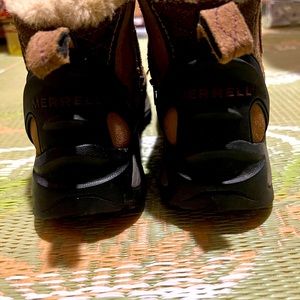 Merelle Size 6 like new,